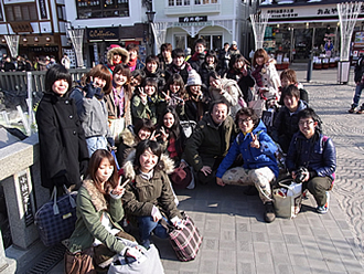 画像:文化地理学入門演習での集合写真（群馬県・草津にて）