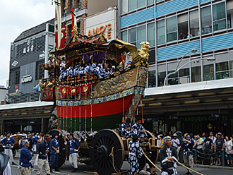 画像:京都・祇園祭を見学する