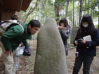 画像:神社の石造物を調査する