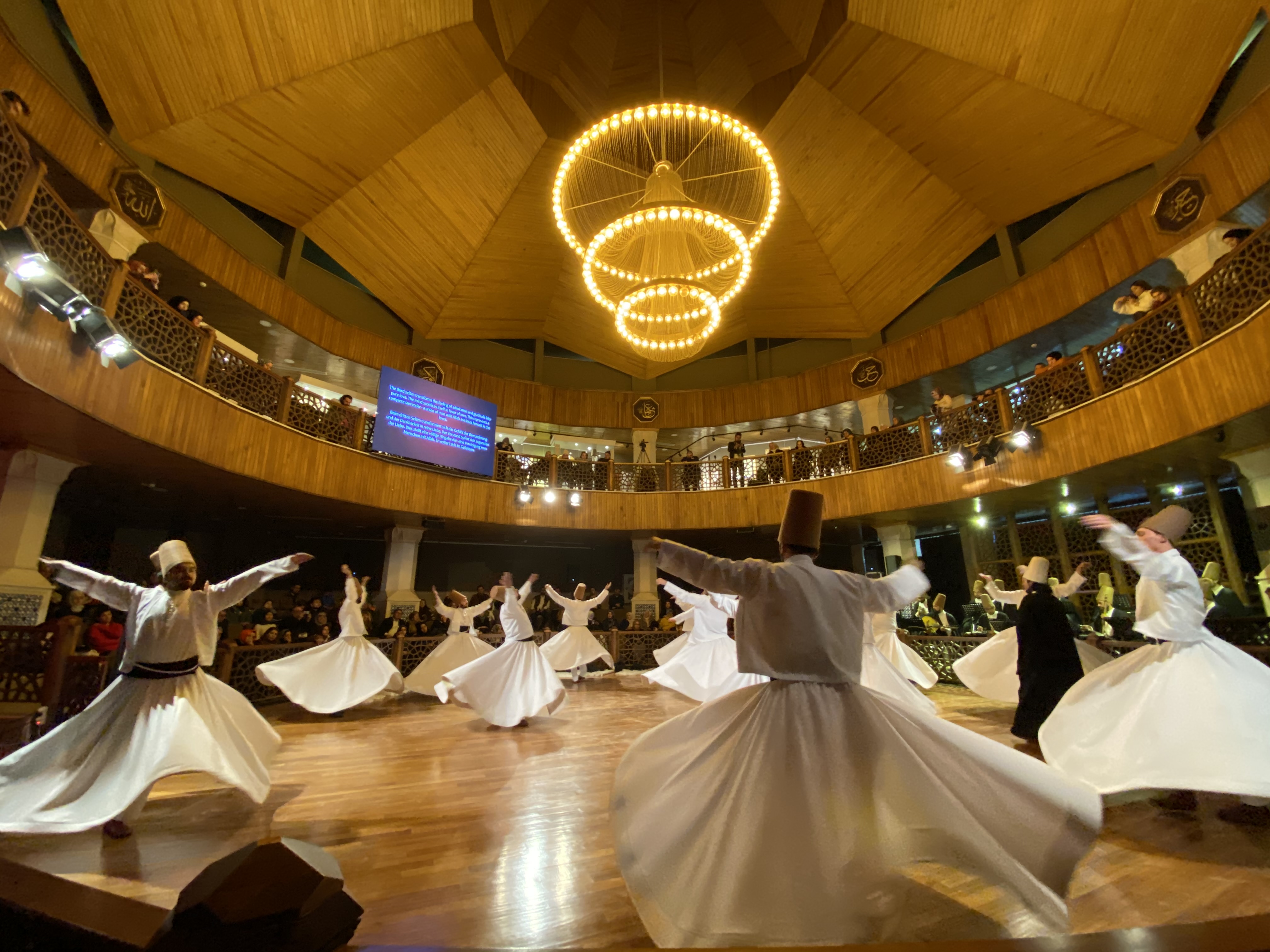 トルコのメヴレヴィー教団による旋回舞踊（セマー）の様子