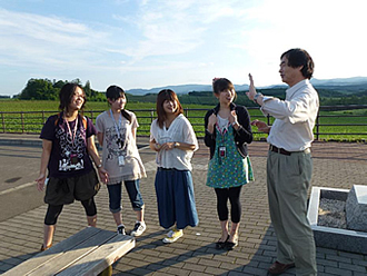 画像:文化地理学野外実習の風景（北海道・美瑛にて）