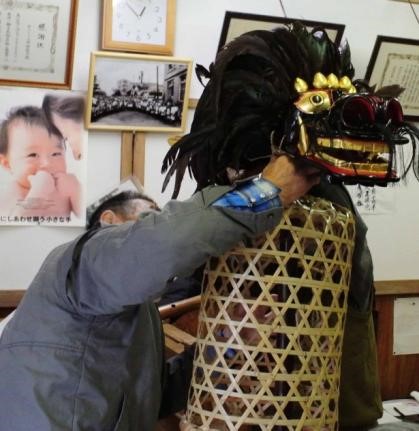 写真７　獅子の組み立て方の説明写真